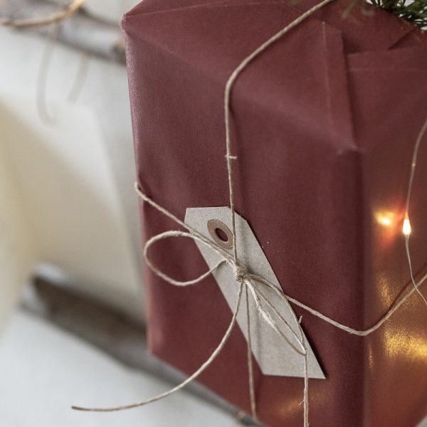 paper gift wrapping christmas kalėdos kalėdinis red stripes recycled dovanų pakavimo popierius ekologiškas dryžuotas raudonas gėlės ir manufaktūra