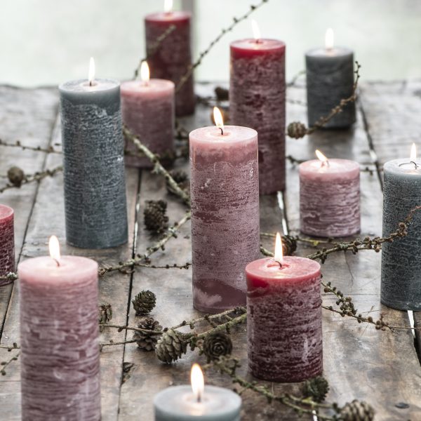 candle rustic cilindrinė žvakė tamsiai bordinė purpurine rhododendron purple gėlės ir manufaktūra