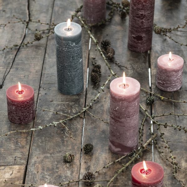 candle rustic cilindrinė žvakė tamsiai bordinė purpurine rhododendron purple gėlės ir manufaktūra