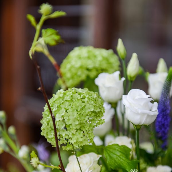 puokštė gėlių žalia viburnum putinas bouquet spring flowers pavasaris pievų gėlės ir manufaktūra