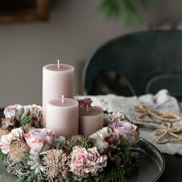 candle pillar light pink rose quartz cilindrinė žvakė rožinė gėlės ir manufaktūra iblaursen 7615-43