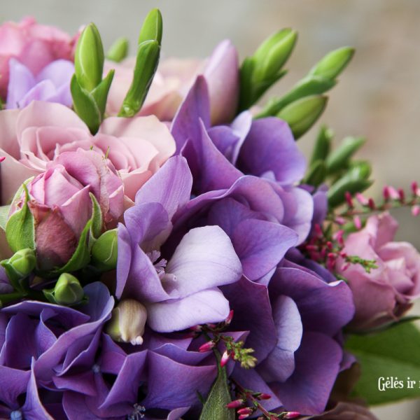 violetinė hydrangea puokštė nuotakos vestuvinė bridal bouquet gėlės ir manufaktūra hortenzija