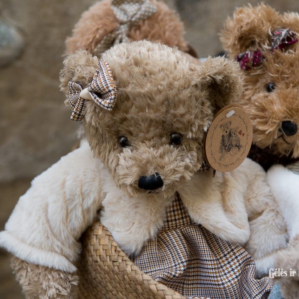 meškiai meškiukai meškinas meškutė Sanna prancūziškas meškutis pliušinis žaislas vaikams gėlės ir manufaktūra louise mansen