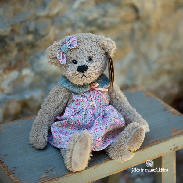 meškutė meškiukas meškutis pliušinis žaislas vaikams gėlės ir manufaktūra plush toy teddy bear Louise Mansen Beckie