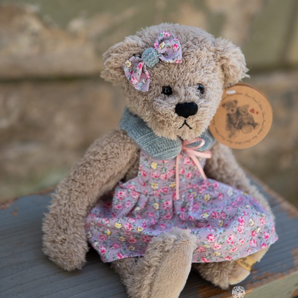 meškutė meškiukas meškutis pliušinis žaislas vaikams gėlės ir manufaktūra plush toy teddy bear Louise Mansen Beckie
