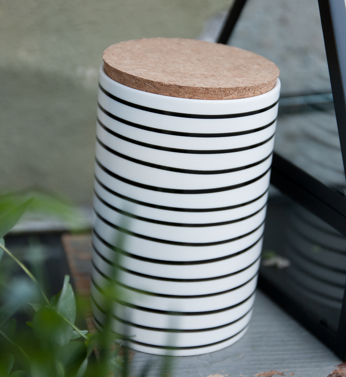 Baltas keramikinis porcelianinis indas su kamštiniu dangčiu (Maku), juodai dryžuotas, 760 ml - Image 9