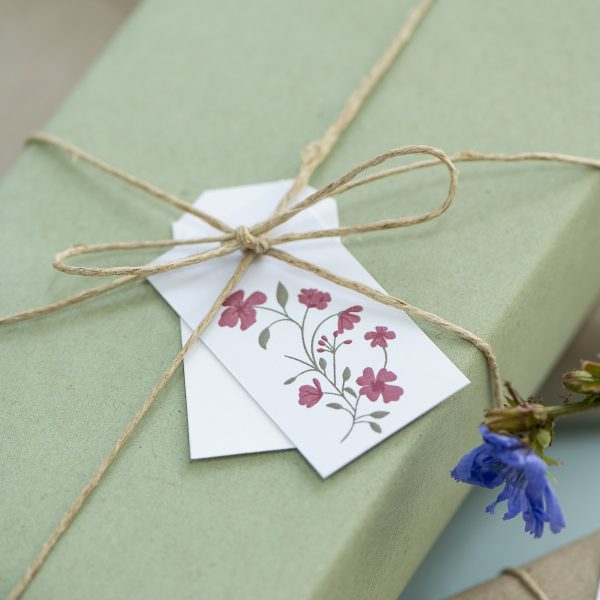 kortelė su gėlėmis cart tag dovanų pakavimo popierius perdirbtas ekologiškas gėlės ir manufaktūra gift wrapping paper iblaursen