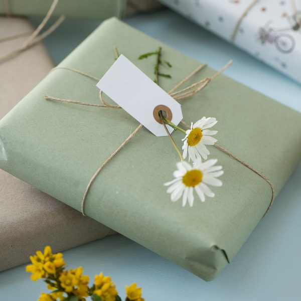 dovanų pakavimo popierius popierinė etiketė kortelė tag label naturali perdirbtas ekologiškas gėlės ir manufaktūra gift wrapping paper iblaursen