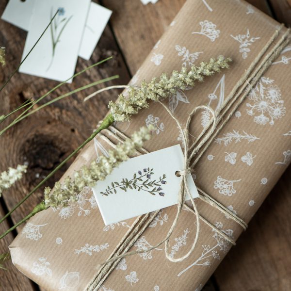 dovanų pakavimo popierius kortelė etiketė tag label card gėlytės flowers perdirbtas ekologiškas gėlės ir manufaktūra gift wrapping paper iblaursen