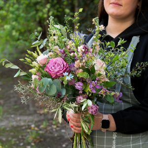 lauko pievų gėlių puokštė gėlės ir manufaktūra violetinė rožinė pavasarinė