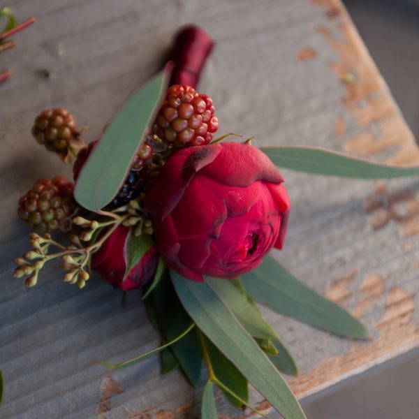 nuotakos vestuvinė puokštė bordo ryški avietinė uogos bridal bouquet gėlės ir manufaktūra wedding vestuvės butonjerė