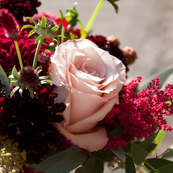nuotakos vestuvinė puokštė bordo ryški avietinė uogos bridal bouquet gėlės ir manufaktūra wedding vestuvės