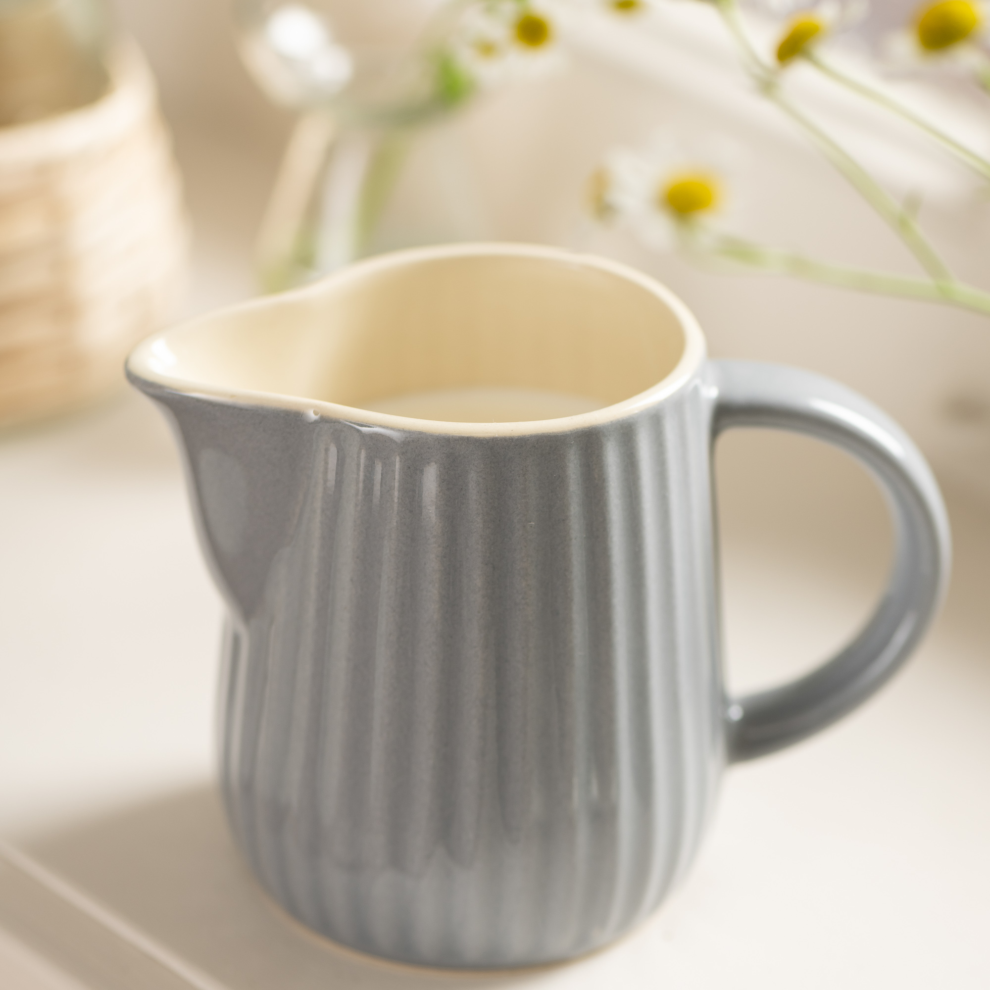 ąsotėlis-pienui-grietinėlei-keramikinis-pilkas-French-Grey-indelis-jug-pitcher-ceramic-mynte-gėlės-ir-manufaktūra