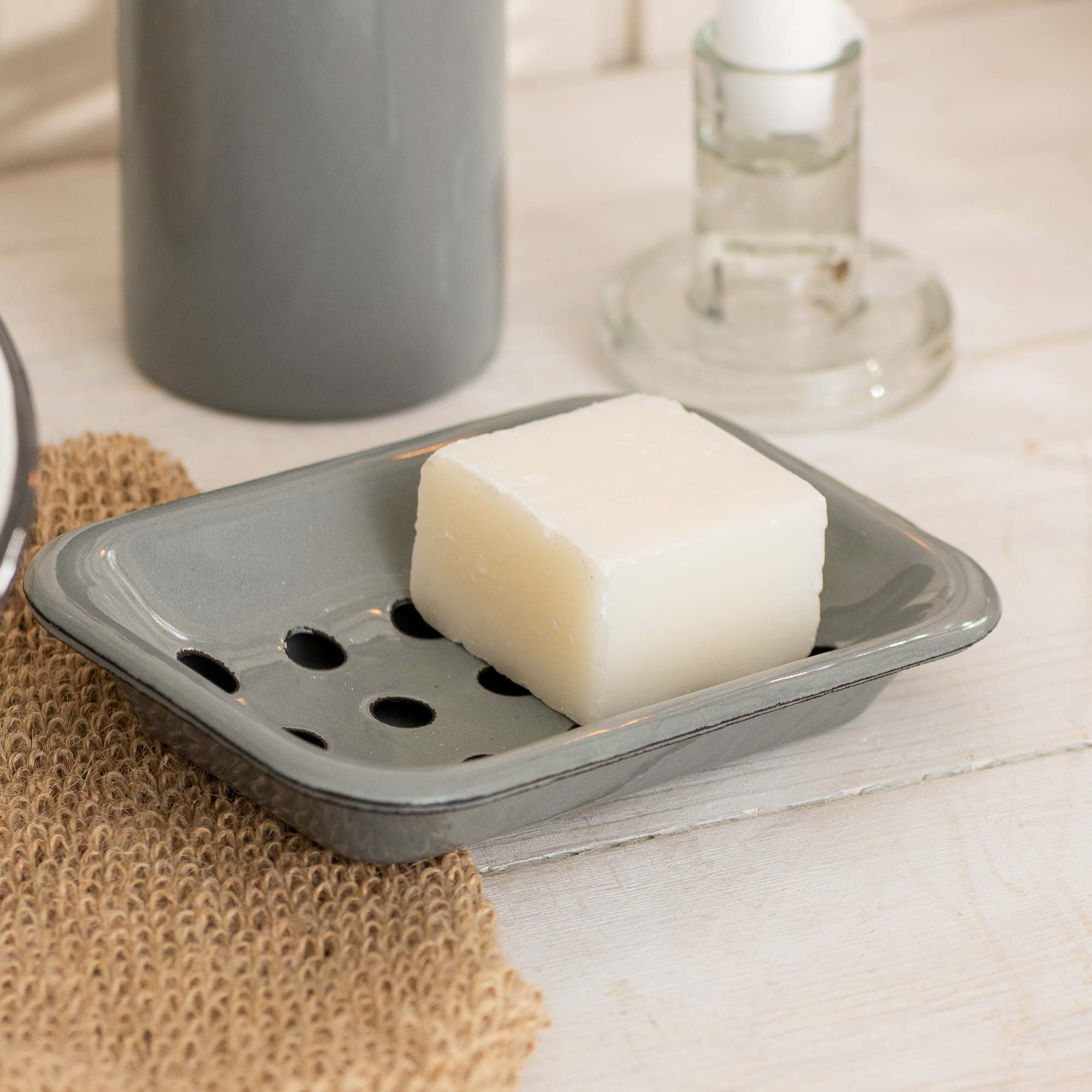 indelis tumbler muilinė soap dish emalė enamel emaliuota pilka gėlės-ir-manufaktūra-iblaursen