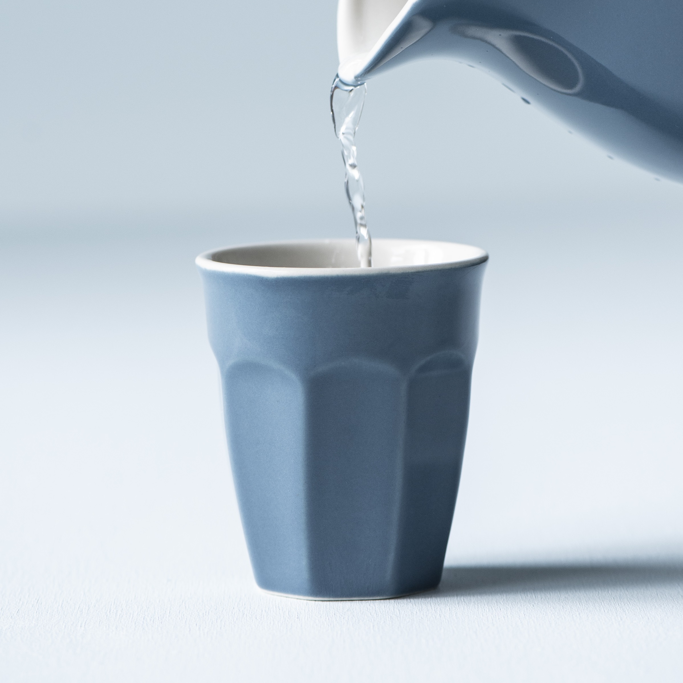 mug puodelis latte latė kavos puodukas aukštas cornflower tamsiai mėlynas gėlės-ir-manufaktūra