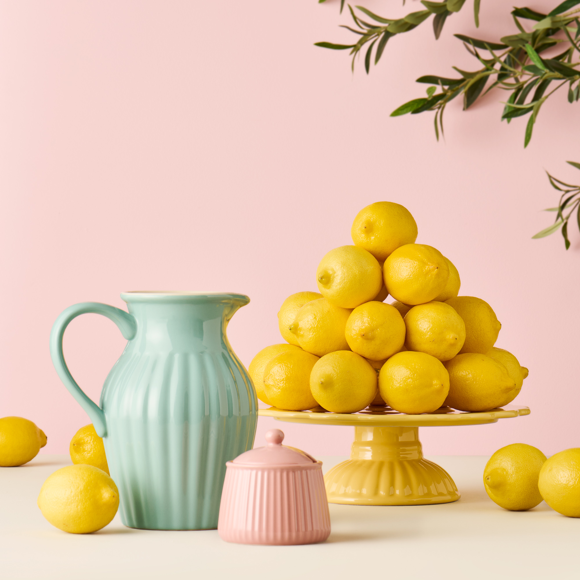 Keramikinė Mynte tortinė – lėkštė ant kojelės, šviesiai geltonos citrinų spalvos Lemonade - Image 14