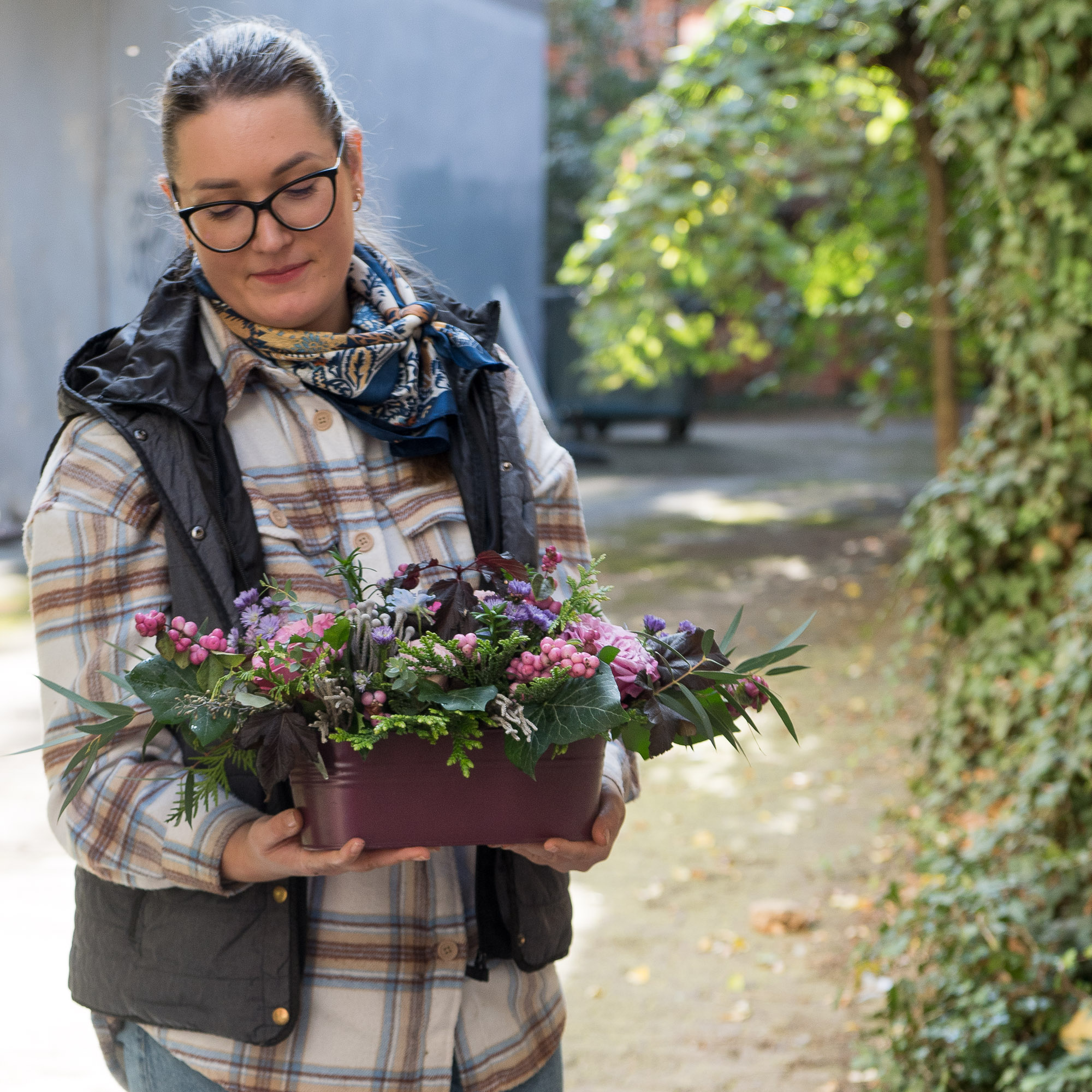 Puokštė- kompozicija iš violetinių gėlių, bijūninių rožių ir puošnios žalumos, pailga, dekoravimui - Image 10