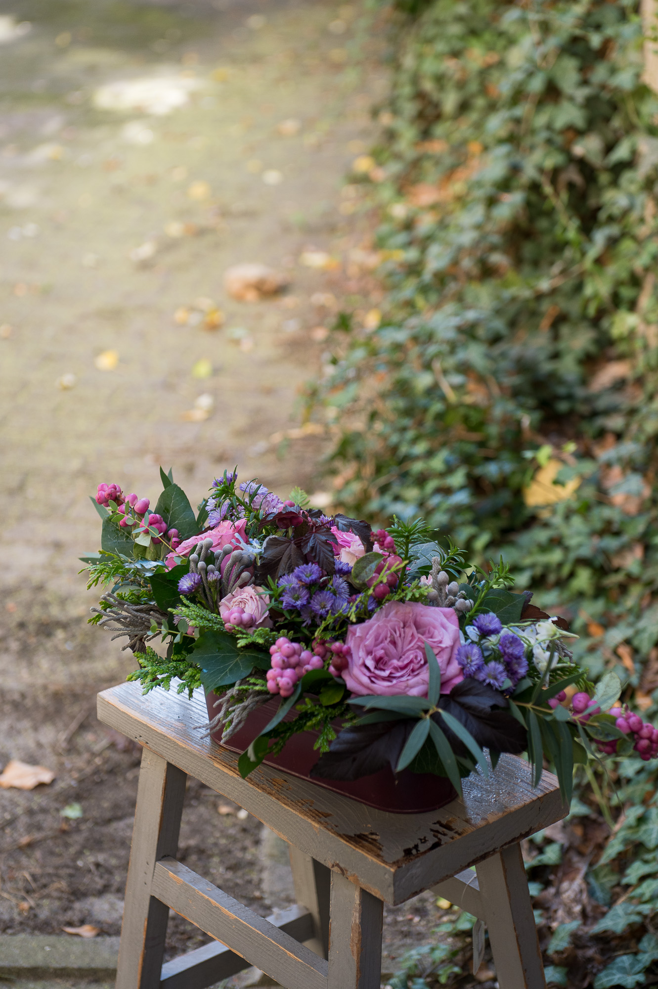 Puokštė- kompozicija iš violetinių gėlių, bijūninių rožių ir puošnios žalumos, pailga, dekoravimui - Image 13