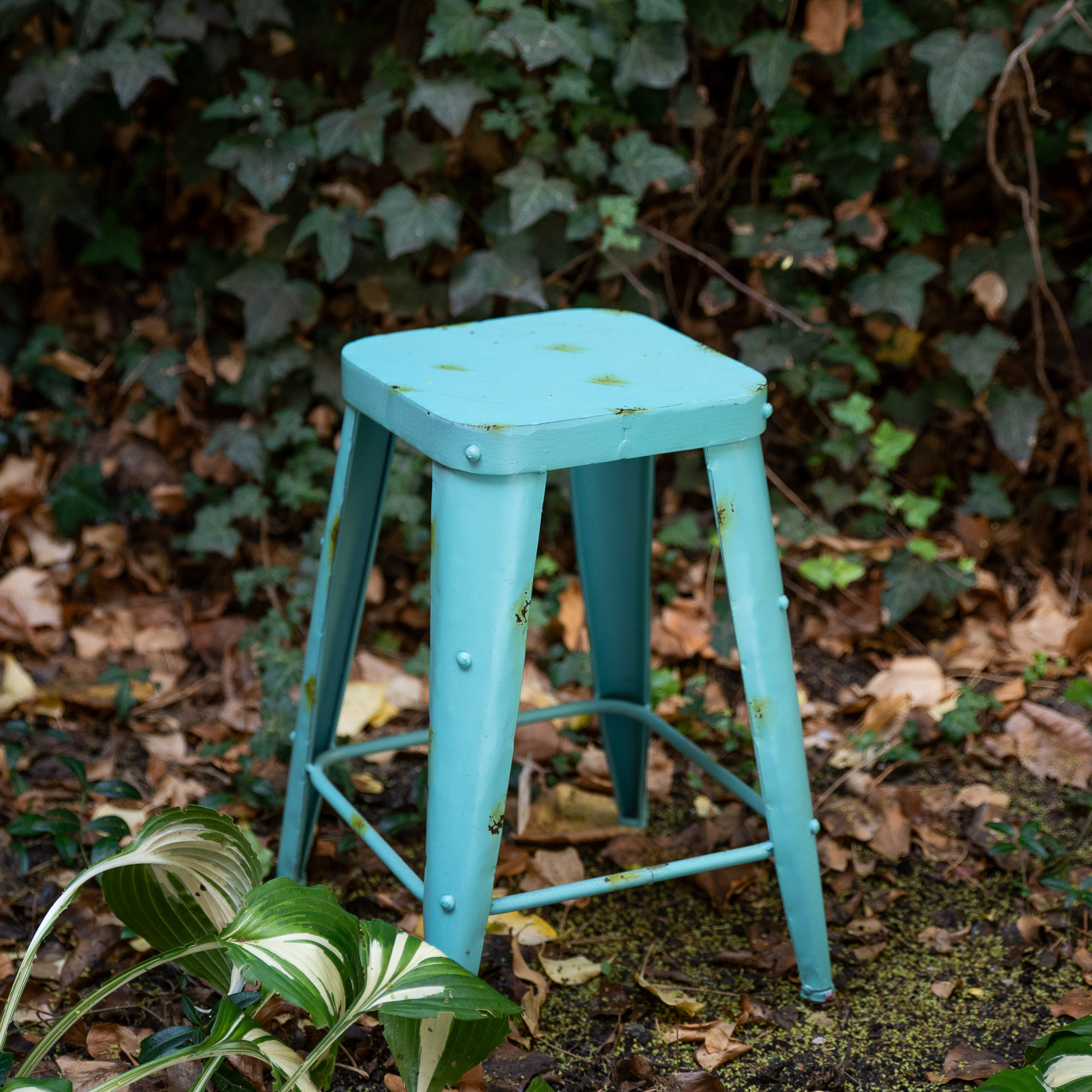 Metalinė kėdė- taburetė, sendinta retro stiliaus, žydros tiurkio spalvos, aukštis 43cm, jaukus stilingas baldas