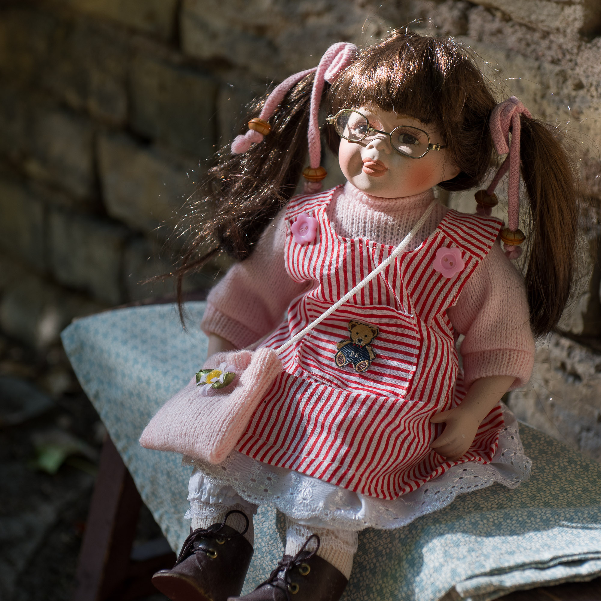 Porcelianinė lėlė tamsiais plaukais iš Adele's Puppenhaus lėlių kolekcijos, dydis 40cm - Image 15