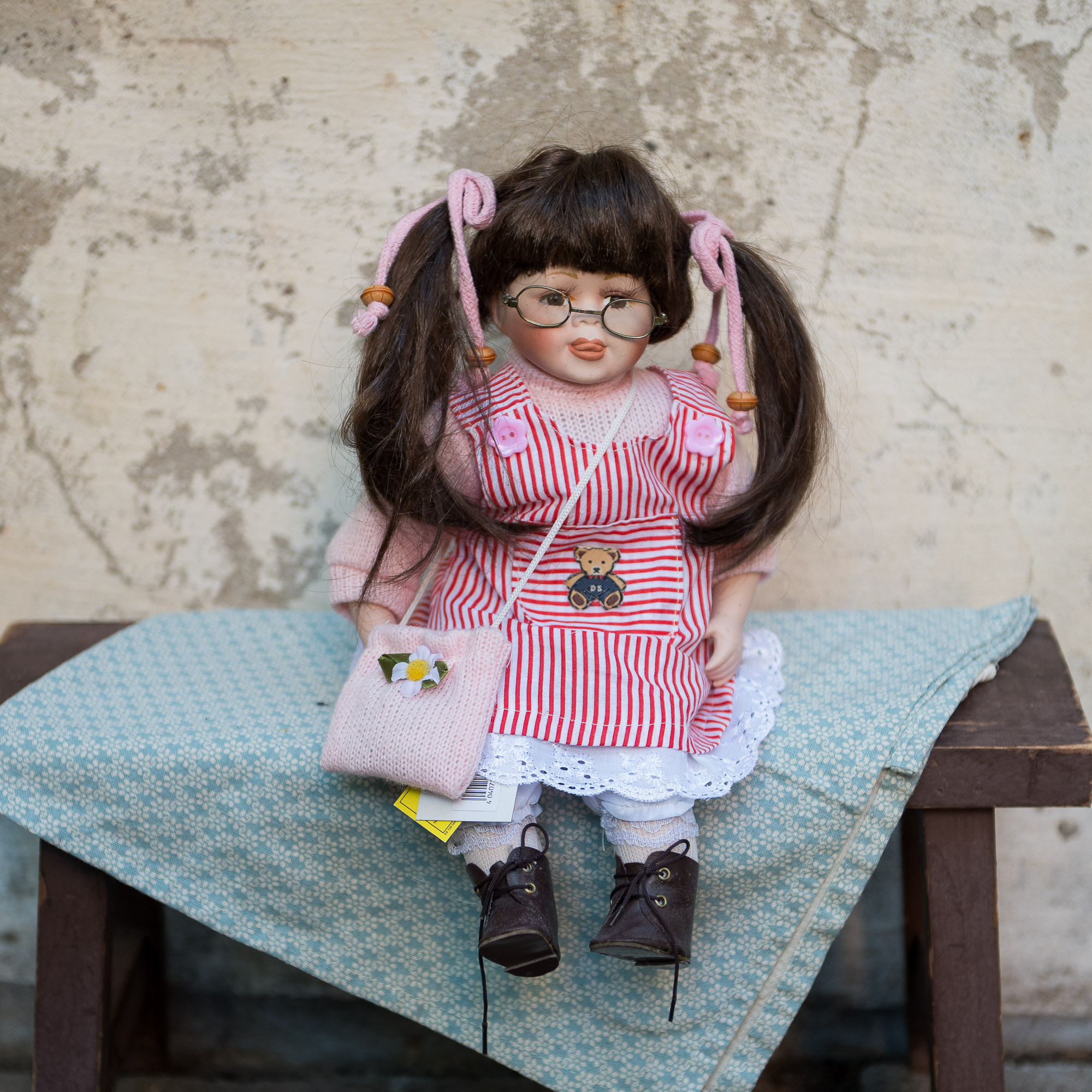 Porcelianinė lėlė tamsiais plaukais iš Adele's Puppenhaus lėlių kolekcijos, dydis 40cm - Image 2