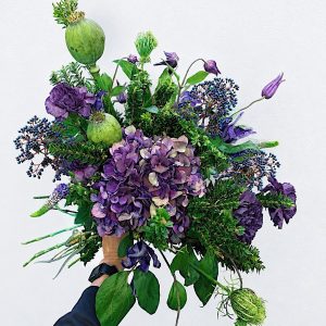Mėlyna violetinė puokštė su gaiviomis vasarinėmis gėlėmis ir hortenzija (Hydrangea), įdomi ir nestandartinė